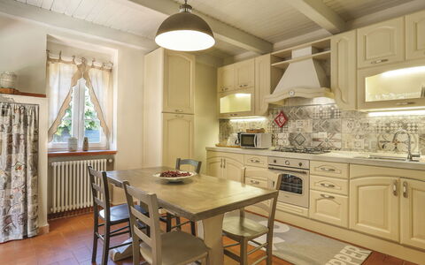 Piero: Mobilia, Tavolo, Controsoffitto, Cabinetry, Sedia, Legna, Cucina, Illuminazione, Interior Design, Pavimentazione