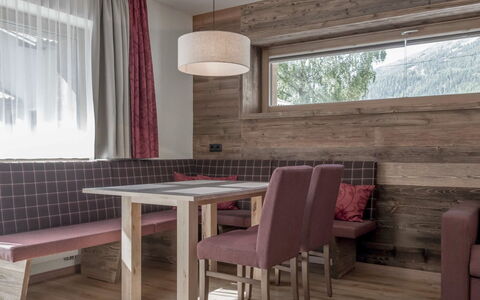 Sölden 751: Camera, Mobilia, Interior Design, Proprietà, Tavolo, Sala Da Pranzo, Costruzione, Soffitto, Pavimento, Casa
