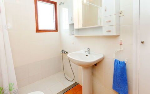 Katy: Bagno, Camera, Proprietà, Interior Design, Lavello, Parete, Casa, Lavandino Del Bagno, Idraulico Fixture, Pavimento