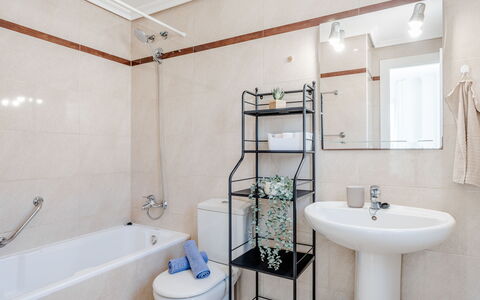Venecia: Bagno, Idraulico Fixture, Interior Design, Pavimentazione, Pavimento, Idraulico, Rubinetto, Gabinetto, Lavello, Specchio