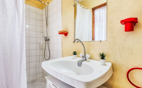 Les Sylvaines: Rubinetto, Specchio, Idraulico Fixture, Proprietà, Pianta, Lavello, Bagno, Lavandino Del Bagno, Costruzione