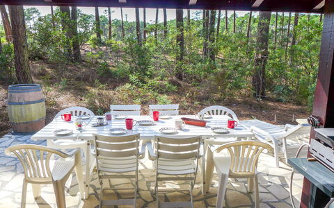 Les Sylvaines: Proprietà, Tavolo, Casa, Mobilia, Ristorante, Villetta, Camera, Immobiliare, Sedia, Albero