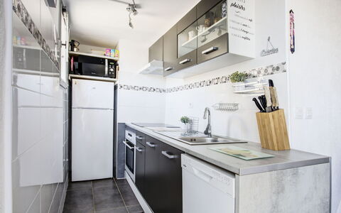 Le Barcarès 330: Cabinetry, Proprietà, Rubinetto, Lavello, Controsoffitto, Lavandino Della Cucina, Cucina, Costruzione, Elettrodomestico, Interior Design