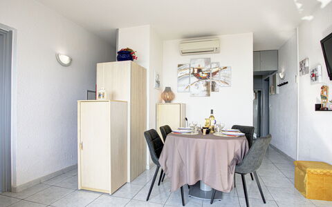 Ibis: Tavolo, Mobilia, Sedia, Legna, Costruzione, Casa, Pavimentazione, Interior Design, Pavimento, Porta