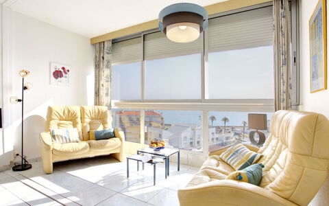 Ibis: Mobilia, Proprietà, Tavolo, Divano, Comfort, Soggiorno, Interior Design, Lampada, Finestra, Pavimento