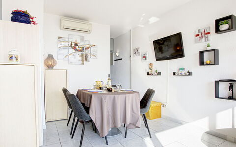 Ibis: Cornice, Tavolo, Mobilia, Interior Design, Sedia, Costruzione, Pavimento, Pavimentazione, Immobiliare, Soffitto