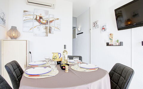 Ibis: Tavolo, Mobilia, Proprietà, Costruzione, Tovaglia, Interior Design, Cornice, Bottiglia, Decorazione