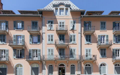 La Résidence: Finestra, Proprietà, Costruzione, Cielo, Urban Design, Quartiere, Zona Residenziale, Immobiliare, Facciata, Città