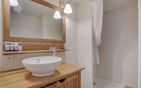 La Résidence: Bagno, Proprietà, Camera, Lavandino Del Bagno, Mobiletto Del Bagno, Parete, Bagno Accessorio, Idraulico Fixture, Interior Design, Piastrella