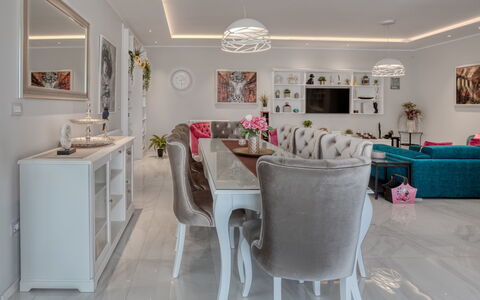 Dream House: Bianca, Proprietà, Camera, Mobilia, Interior Design, Pavimento, Rosa, Soffitto, Costruzione, Sala Da Pranzo