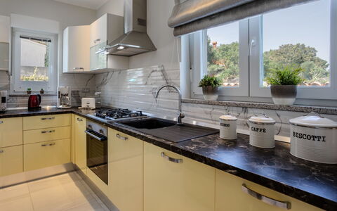 Dream House: Controsoffitto, Proprietà, Cucina, Camera, Cabinetry, Mobilia, Interior Design, Costruzione, Pavimento, Cucina Stufa