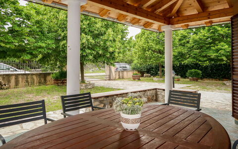 Ana: Legna, Mobilia, Mobili Da Esterno, Tavolo, Soffitto, Shade, Portico, Sedia, Padiglione, Colonna