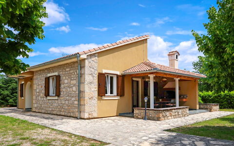 Ana: Costruzione, Finestra, Casa, Casa, Porta, Zona Residenziale, Tetto, Facciata, Villetta, Architettura