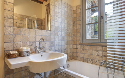 Appartamento Ginepro - Borgo in Chianni: Bagno, Camera, Proprietà, Piastrella, Interior Design, Parete, Rubinetto, Costruzione, Immobiliare, Pavimento