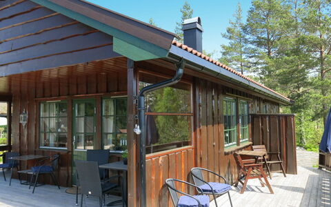 Skafjellstoga: Proprietà, Cielo, Tavolo, Pianta, Finestra, Shade, Legna, Porta, Sedia, Costruzione