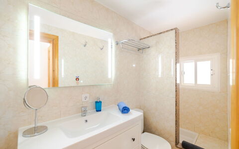Cala Santanyí Beach House Jm: Specchio, Mobiletto Del Bagno, Lavello, Idraulico Fixture, Rubinetto, Lavandino Del Bagno, Bagno, Costruzione, Azzurro