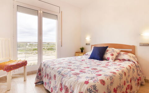 Cap Roig: Camera Da Letto, Letto, Mobilia, Lenzuolo, Camera, Proprietà, Bedding, Telaio Del Letto, Interior Design, Pavimento