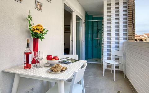 Jávea 179: Mobilia, Tavolo, Pianta, Arancia, Bottiglia, Tessile, Interior Design, Fiore, Giallo, Cibo