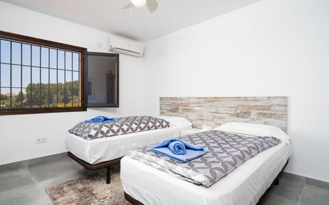 Miramar: Camera Da Letto, Letto, Mobilia, Camera, Proprietà, Materasso, Telaio Del Letto, Interior Design, Immobiliare, Lenzuolo