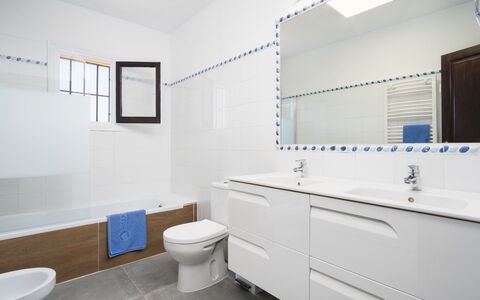 Miramar: Bagno, Camera, Proprietà, Interior Design, Costruzione, Immobiliare, Mobilia, Casa, Architettura, Pavimento