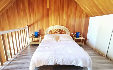 Océan: Mobilia, Luce, Comfort, Azzurro, Legna, Interior Design, Letto, Pavimento, Latifoglie, Costruzione