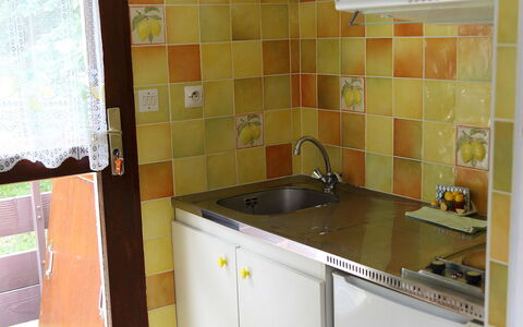 Les Marmottes: Camera, Proprietà, Cucina, Piastrella, Giallo, Controsoffitto, Mobilia, Cabinetry, Casa, Pavimento