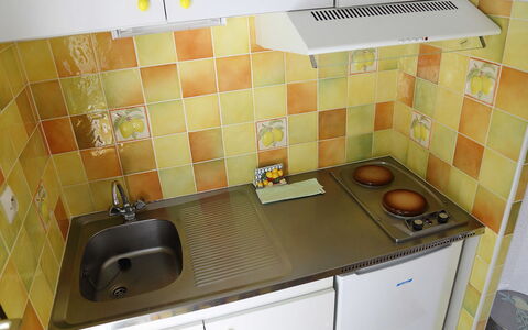 Les Marmottes: Piastrella, Camera, Proprietà, Cucina, Controsoffitto, Lavello, Giallo, Pavimento, Mobilia, Cucina Stufa