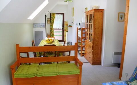 Les Marmottes: Camera, Mobilia, Proprietà, Casa, Giallo, Interior Design, Letto, Pavimento, Parete, Costruzione