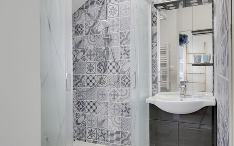 Terre et Mer: Specchio, Rubinetto, Idraulico Fixture, Lavello, Lavandino Del Bagno, Bagno, Interior Design, Legna, Rettangolo, Pavimento