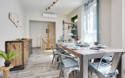 Terre et Mer: Tavolo, Mobilia, Proprietà, Pianta, Bianca, Sedia, Legna, Pianta Della Casa, Interior Design, Illuminazione