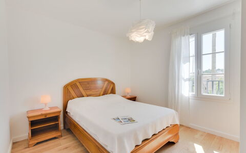 Lolilé: Camera Da Letto, Camera, Mobilia, Letto, Proprietà, Lenzuolo, Pavimento, Telaio Del Letto, Interior Design, Parete