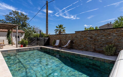 Lolilé: Acqua, Nube, Cielo, Pianta, Azzurro, Piscina, Costruzione, Albero, Tempo Libero, Zona Residenziale