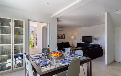 Lolilé: Tavolo, Mobilia, Divano, Interior Design, Legna, Sedia, Soggiorno, Pavimentazione, Costruzione