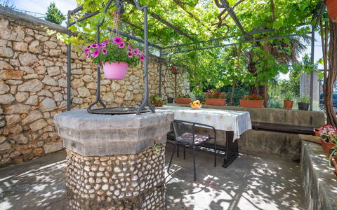 Crikvenica Jadranovo 166: Pianta, Proprietà, Costruzione, Foglia, Natura, Tavolo, Mobili Da Esterno, Albero, Architettura, Interior Design