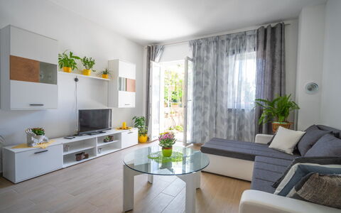 Crikvenica Jadranovo 166: Proprietà, Pianta, Mobilia, Tavolo, Pianta Della Casa, Divano, Interior Design, Soggiorno, Pavimentazione