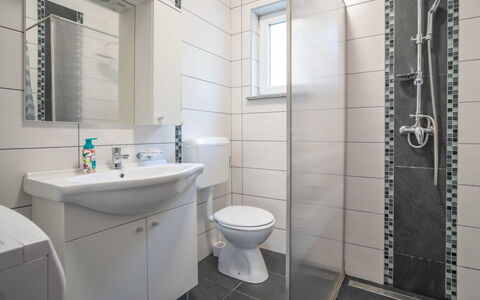 Crikvenica Jadranovo 166: Specchio, Lavello, Proprietà, Idraulico Fixture, Rubinetto, Lavandino Del Bagno, Bagno, Viola, Interior Design
