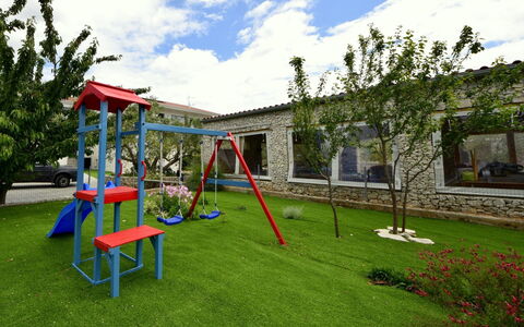 East: Terreno Di Gioco, Erba, Spazio Pubblico, Proprietà, Attrezzatura Giochi All'Aperto, Backyard, Tempo Libero, Prato, Casa, Cortile