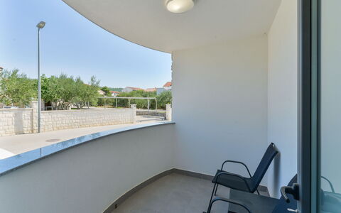 East: Proprietà, Street Luce, Costruzione, Cielo, Shade, Interior Design, Architettura, Urban Design, Pavimento