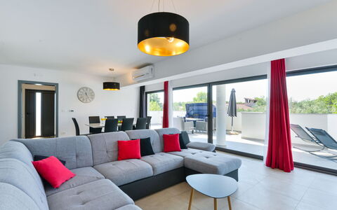 East: Tavolo, Mobilia, Divano, Proprietà, Comfort, Illuminazione, Divano Letto, Soggiorno, Pianta, Interior Design