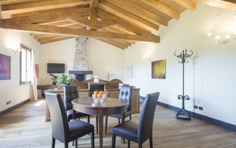 Agr. Castello della Mugazzena: Soffitto, Camera, Proprietà, Interior Design, Sala Da Pranzo, Costruzione, Mobilia, Pavimento, Pavimento In Legno, Fascio