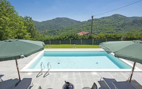 Agr. Castello della Mugazzena: Cielo, Acqua, Piscina, Azzurro, Shade, Costruzione, Pianta, Mobili Da Esterno, Rettangolo, Sedia