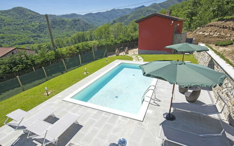 Agr. Castello della Mugazzena: Proprietà, Acqua, Cielo, Piscina, Montagna, Azzurro, Shade, Albero, Costruzione, Mobili Da Esterno