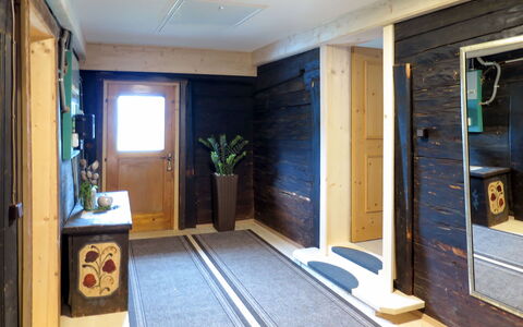 Alm Chalet: Proprietà, Camera, Costruzione, Casa, Pavimento, Porta, Interior Design, Soffitto, Casa, Immobiliare