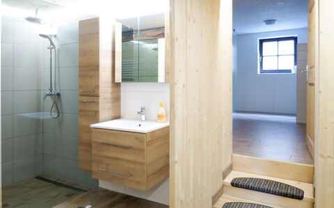 Alm Chalet: Proprietà, Rubinetto, Idraulico Fixture, Illuminazione, Legna, Interior Design, Costruzione, Bagno, Pavimentazione