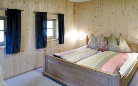 Alm Chalet: Camera Da Letto, Mobilia, Letto, Camera, Proprietà, Materasso, Telaio Del Letto, Lenzuolo, Interior Design, Pavimento