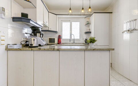 Sunset: Cabinetry, Controsoffitto, Cucina, Finestra, Rubinetto, Legna, Illuminazione, Lavandino Della Cucina, Interior Design, Costruzione