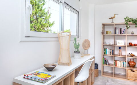 Almendro: Mobilia, Mensola, Camera, Proprietà, Scrivania, Interior Design, Scaffalature, Tavolo, Casa, Giallo