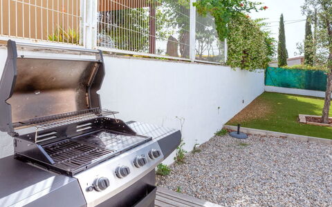 Almendro: Pianta, Costruzione, Erba, Cielo, Urban Design, Albero, Asfalto, Immobiliare, Gas, Legna