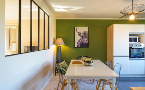 Ty Ael: Mobilia, Proprietà, Tavolo, Illuminazione, Interior Design, Legna, Giallo, Dipingere, Pavimentazione, Cabinetry