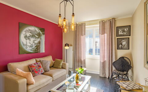 Ty Ael: Tavolo, Cornice, Mobilia, Proprietà, Divano, Interior Design, Pavimento, Legna, Soggiorno, Pavimentazione